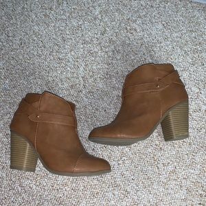 Womens Lauren Conrad brown fashion heeled boots size 7
